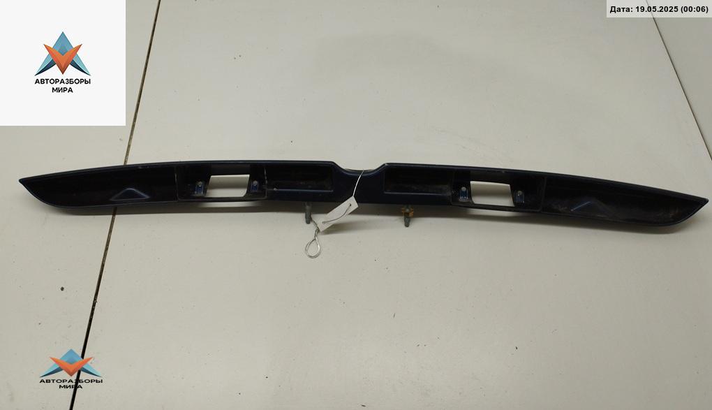 накладка подсветки номера Audi A4 B5 1997, 1.6 л., бензин, МКПП, серый, седан, 8D5827576B - фото №1