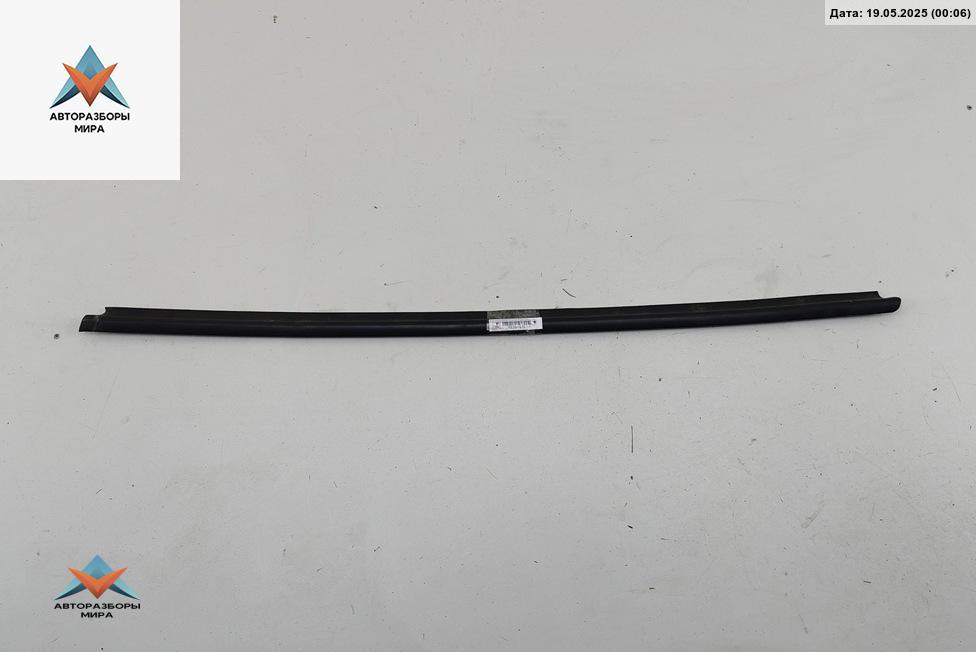 Молдинг стекла двери наружный Volkswagen Bora 1 поколение 2002, 2.3 л., бензин, МКПП, серый, универсал - фото №1