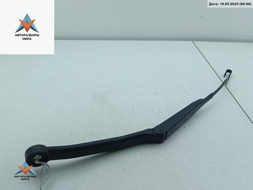 Щеткодержатель (поводок стеклоочистителя) передний Nissan Primera P11 2001, 1.8 л., бензин, МКПП, серый, хетчбэк 5 дв., 183259 - фото №1