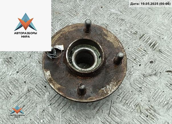 ступица задняя левая Nissan Primera P11 2001, 1.8 л., бензин, МКПП, серый, хетчбэк 5 дв. - фото №1