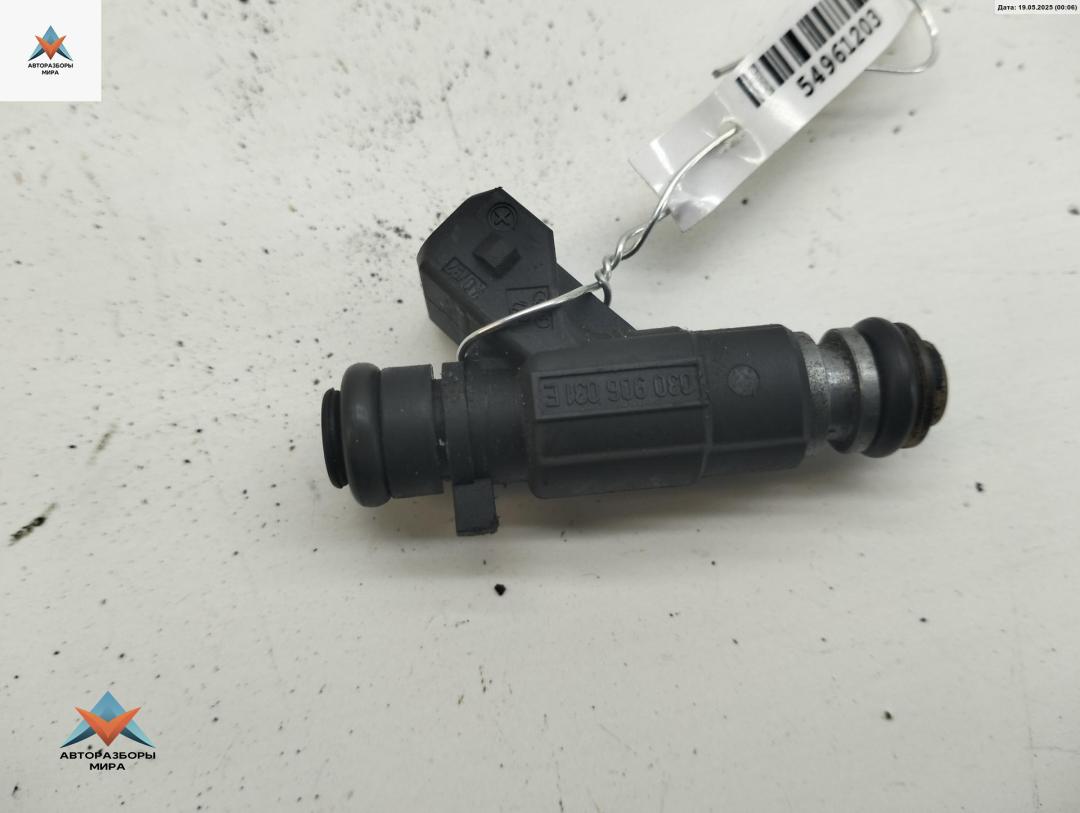 форсунка Volkswagen Polo 3 поколение 1997, 1.4 л., бензин, МКПП, синий, седан, 030906031E - фото №1