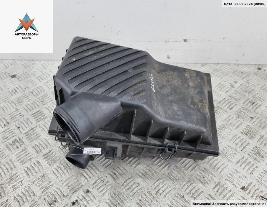 корпус воздушного фильтра Volkswagen Passat B3 1992, 1.8 л., бензин, МКПП, серый, универсал - фото №1