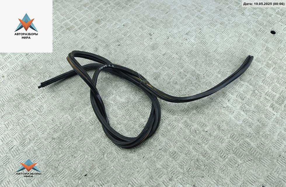 уплотнитель двери Volkswagen Passat B3 1992, 1.8 л., бензин, МКПП, серый, универсал - фото №1