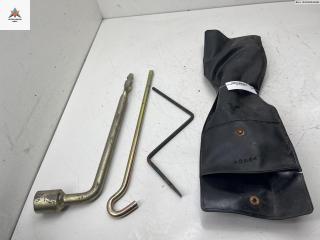 ключ колесный (балонный) Mitsubishi Carisma 1 поколение 1996, 1.6 л., бензин, МКПП, серый, седан