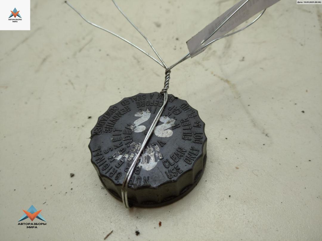 Крышка бачка тормозной жидкости Mercedes-Benz Vito-1 W638 2003, 2.2 л., дизель, МКПП, белый, микроавтобус - фото №1