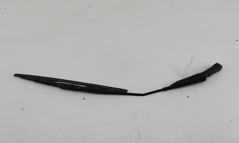 Щеткодержатель (поводок стеклоочистителя) задний Nissan Primera P11 1997, 2.0 л., бензин, МКПП, красный, хетчбэк 5 дв. - фото №1