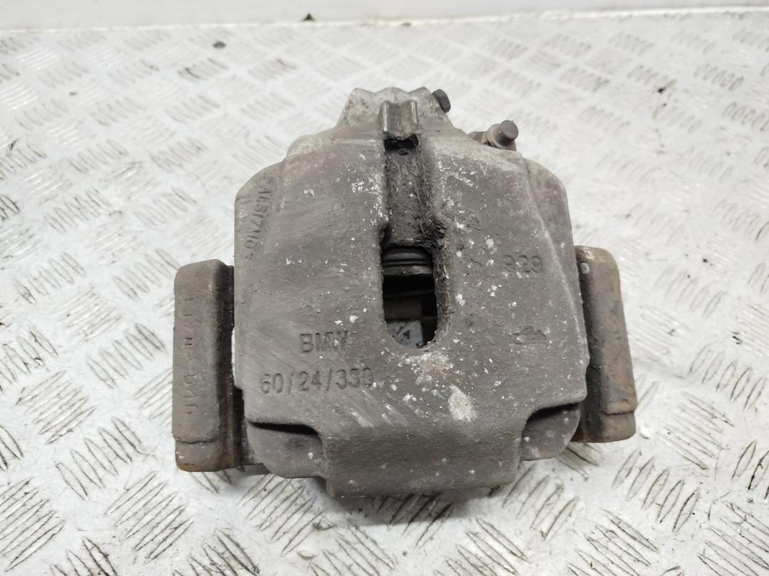 суппорт передний правый BMW 5 серия F07/F10/F11 2011, 2.0 л., дизель, МКПП, чёрный, универсал - фото №1