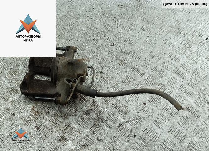 суппорт передний левый Volkswagen Passat B5 1998, 1.8 л., бензин, МКПП, синий, универсал - фото №1