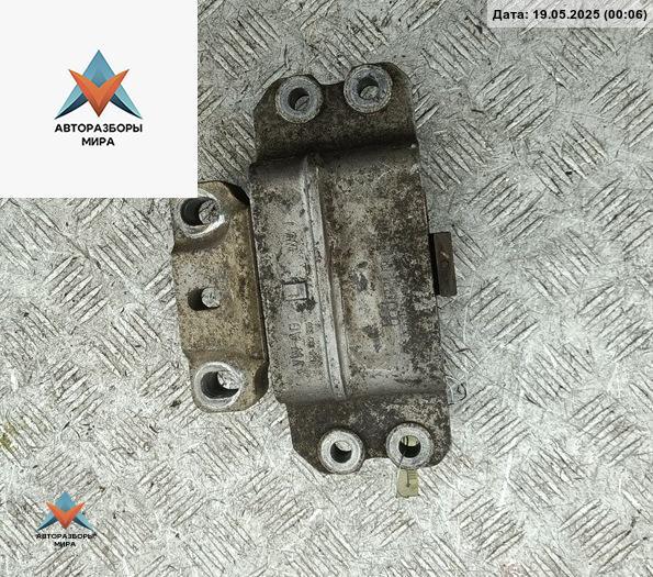 подушка крепления КПП Volkswagen Touran 1 поколение 2003, 1.6 л., бензин, МКПП, серый, минивэн - фото №1