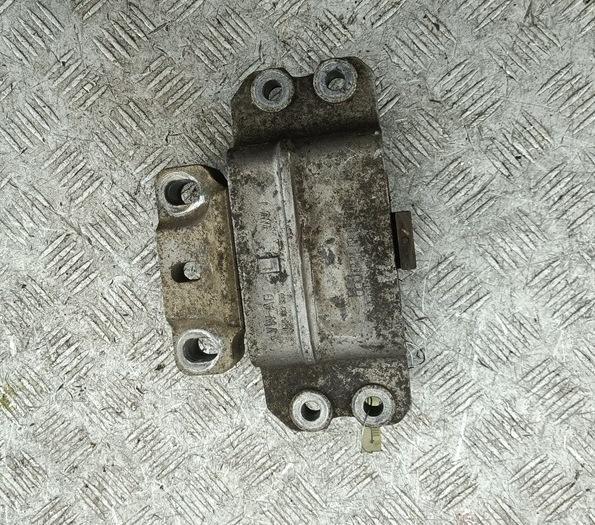 подушка крепления КПП Volkswagen Touran 1 поколение 2003, 1.6 л., бензин, МКПП, серый, минивэн - фото №1