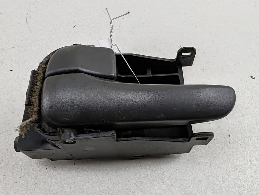 ручка внутренняя передняя левая Nissan Primera P11 1997, 2.0 л., бензин, МКПП, красный, хетчбэк 5 дв.