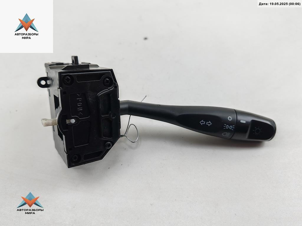 переключатель поворотов Mitsubishi Carisma 1 поколение 1996, 1.6 л., бензин, МКПП, серый, седан - фото №1