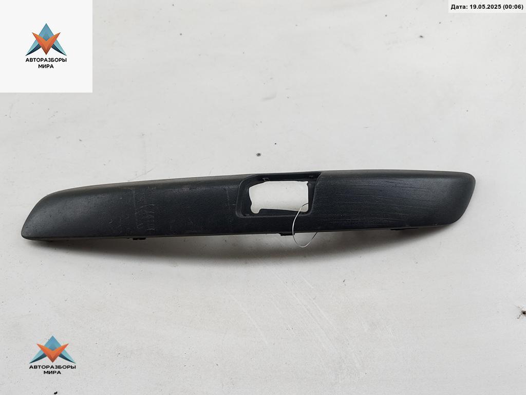 молдинг переднего бампера Volkswagen Golf 5 поколение 2005, 1.6 л., бензин, МКПП, красный, хетчбэк 5 дв., 1K0807717 - фото №1