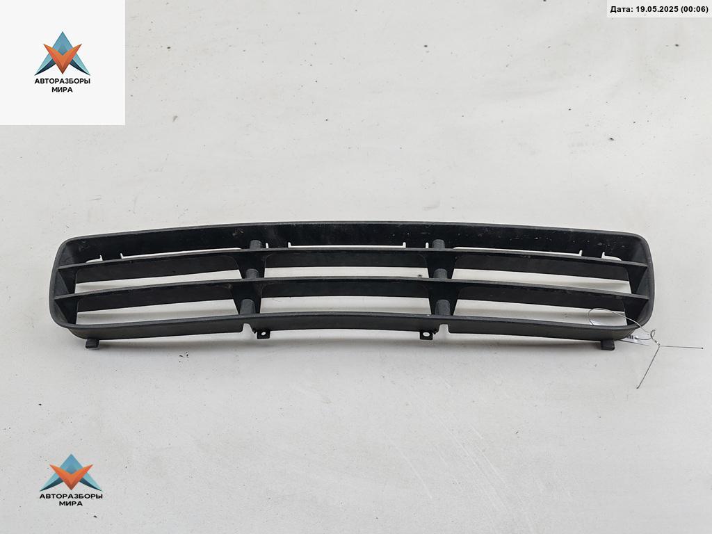 заглушка (решетка) в бампер Volkswagen Bora 1 поколение 2002, 2.3 л., бензин, МКПП, серый, универсал, 1J5853677B - фото №1