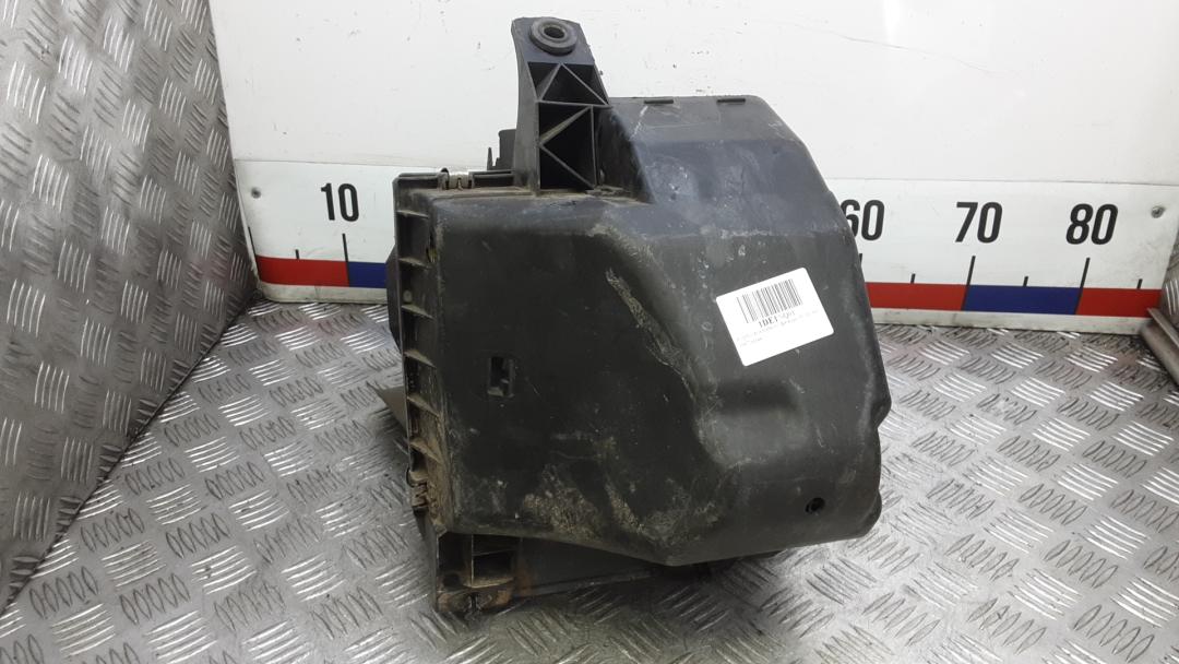 корпус воздушного фильтра Audi A6 4A/C4 1997, 1.6 л., бензин, МКПП, седан - фото №1