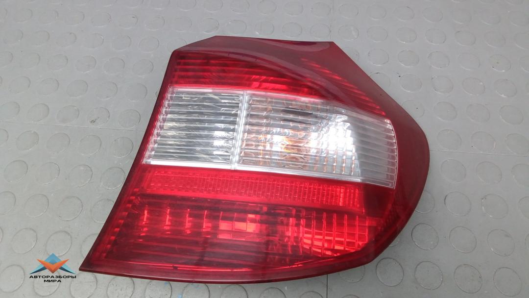 фонарь задний правый BMW 1 серия E81/E82/E87/E88 2005, 1.6 л., 116i, бензин, МКПП, хетчбэк 5 дв. - фото №1