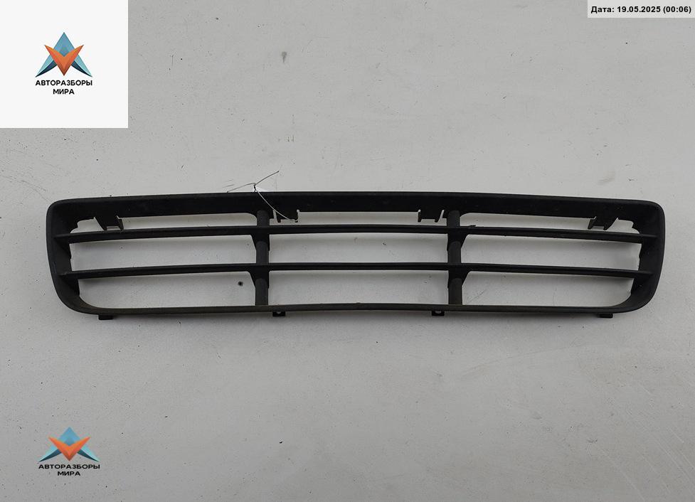 заглушка (решетка) в бампер Volkswagen Bora 1 поколение 2004, 2.0 л., бензин, МКПП, чёрный, седан, 1J5853677C - фото №1