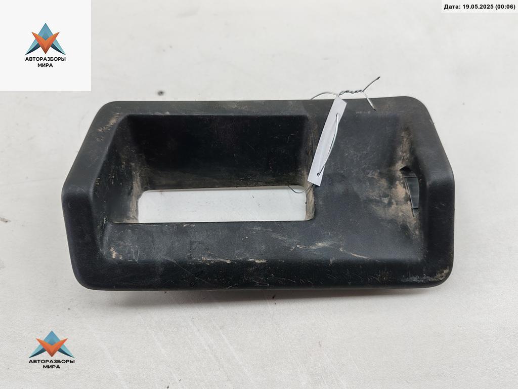 Корпус (держатель) ручки двери задней правой Volkswagen Caddy 3 поколение 2009, 1.4 л., бензин, МКПП, красный, фургон, 2K0843188 - фото №1