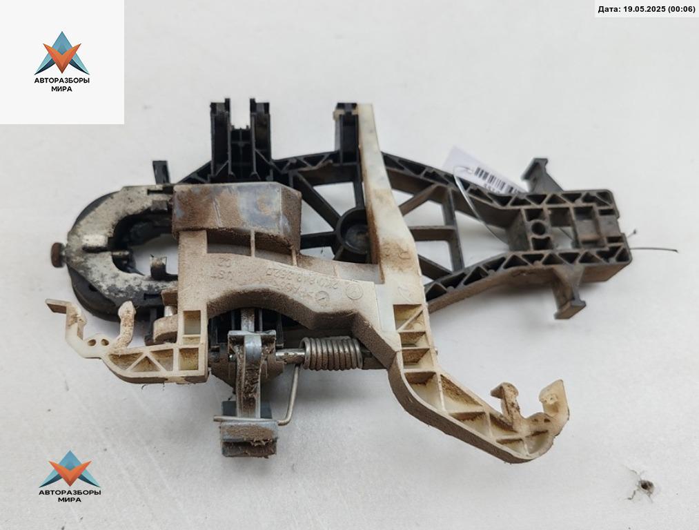 Корпус (держатель) ручки двери задней правой Volkswagen Caddy 3 поколение 2009, 1.4 л., бензин, МКПП, красный, фургон, 2K0843352 - фото №1