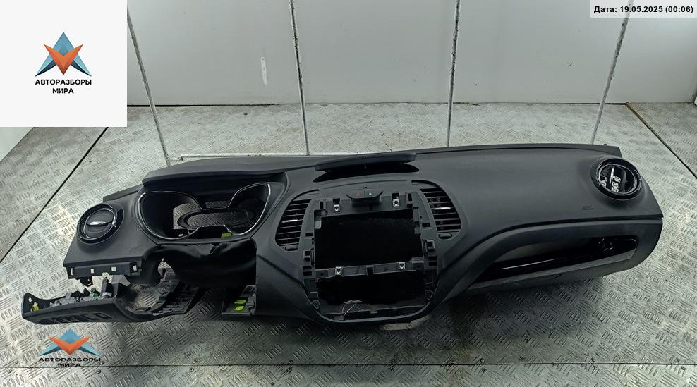 панель передняя салона (торпедо) Renault Captur 1 поколение 2016, 1.2 л., бензин, АКПП, серый, внедорожник 5 дв. - фото №1