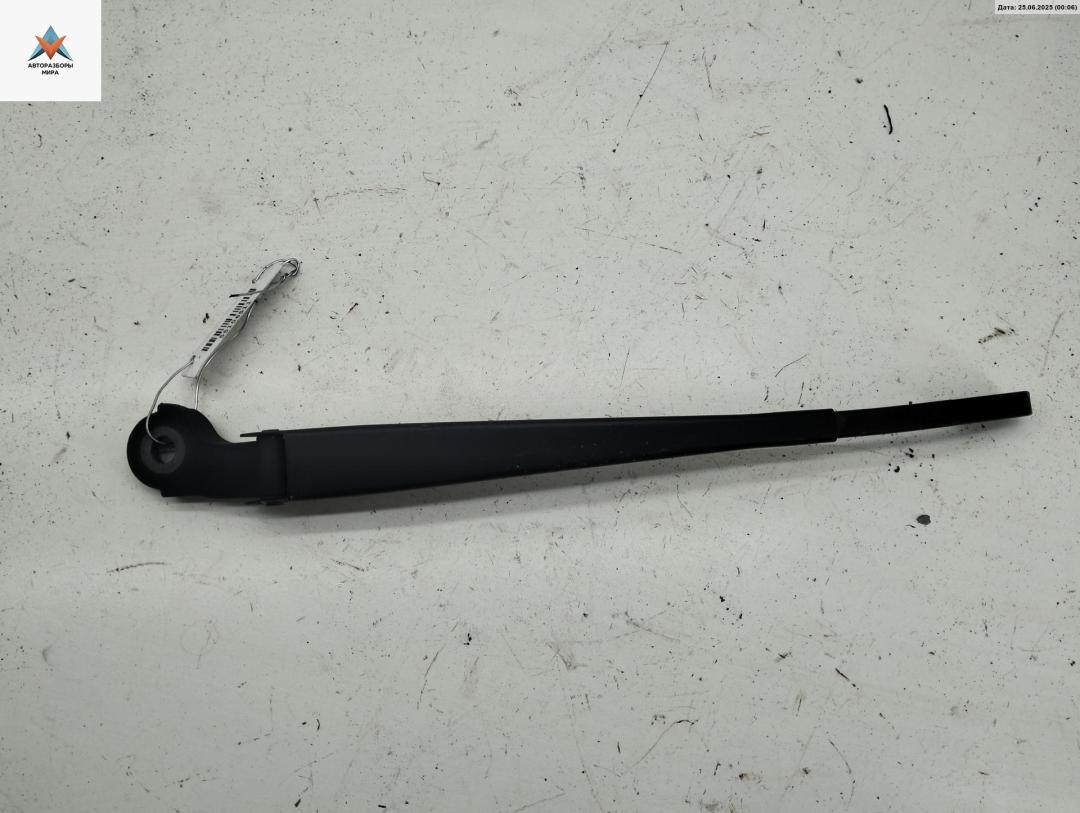 Щеткодержатель (поводок стеклоочистителя) задний Volkswagen Bora 1 поколение 1999, 2.3 л., бензин, МКПП, чёрный, универсал, 1J9955707 - фото №1