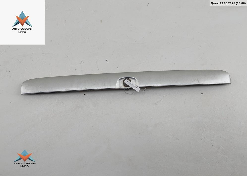 Молдинг крышки (двери) багажника Opel Astra G 1998, 1.8 л., бензин, МКПП, серый, хетчбэк 5 дв., 8062860 - фото №1