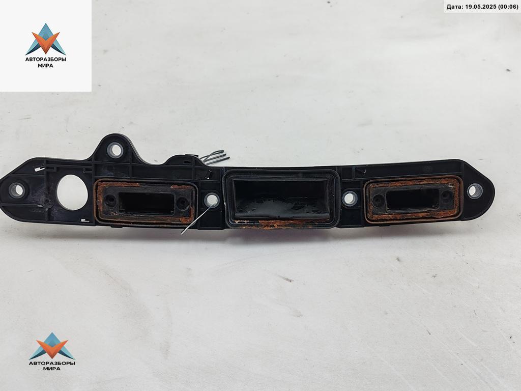кнопка открытия багажника Volkswagen Passat B6 2006, 2.0 л., дизель, МКПП, чёрный, универсал, 3B5943021B - фото №1