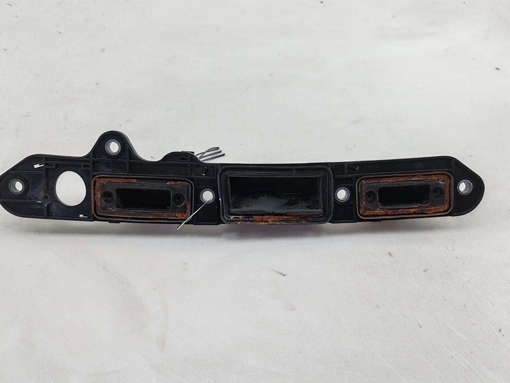накладка подсветки номера Volkswagen Passat B6 2006, 2.0 л., дизель, МКПП, чёрный, универсал, 3B5943021B