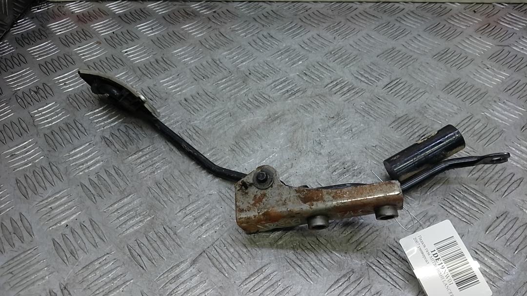 педаль Mitsubishi Lancer 10 поколение 2007, 1.6 л., бензин, МКПП, универсал - фото №1