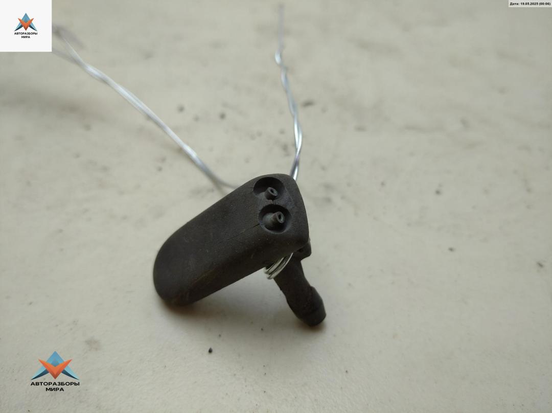 форсунка омывателя лобового стекла Volkswagen Transporter T4 1996, 2.5 л., дизель, МКПП, синий, микроавтобус - фото №1