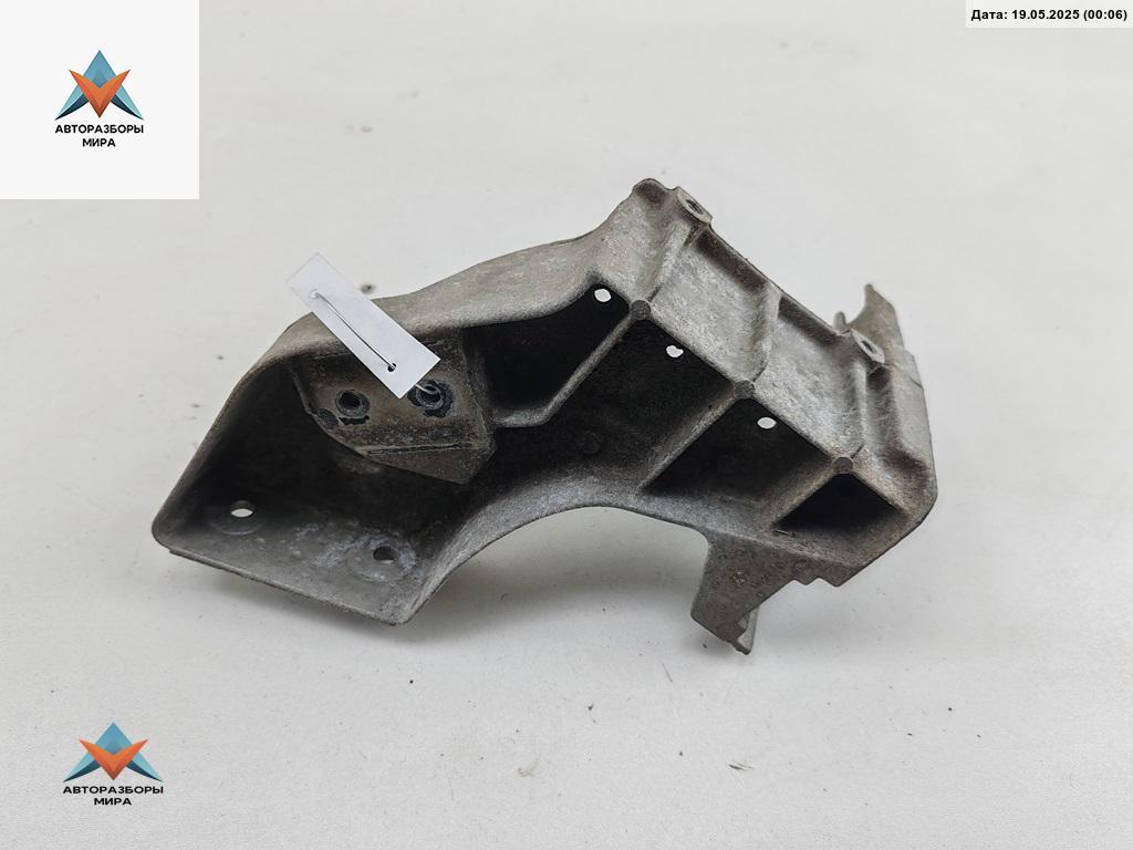 кронштейн (крепление) Audi A6 4B/C5 1997, 2.4 л., бензин, МКПП, красный, седан, 4B0941705 - фото №1