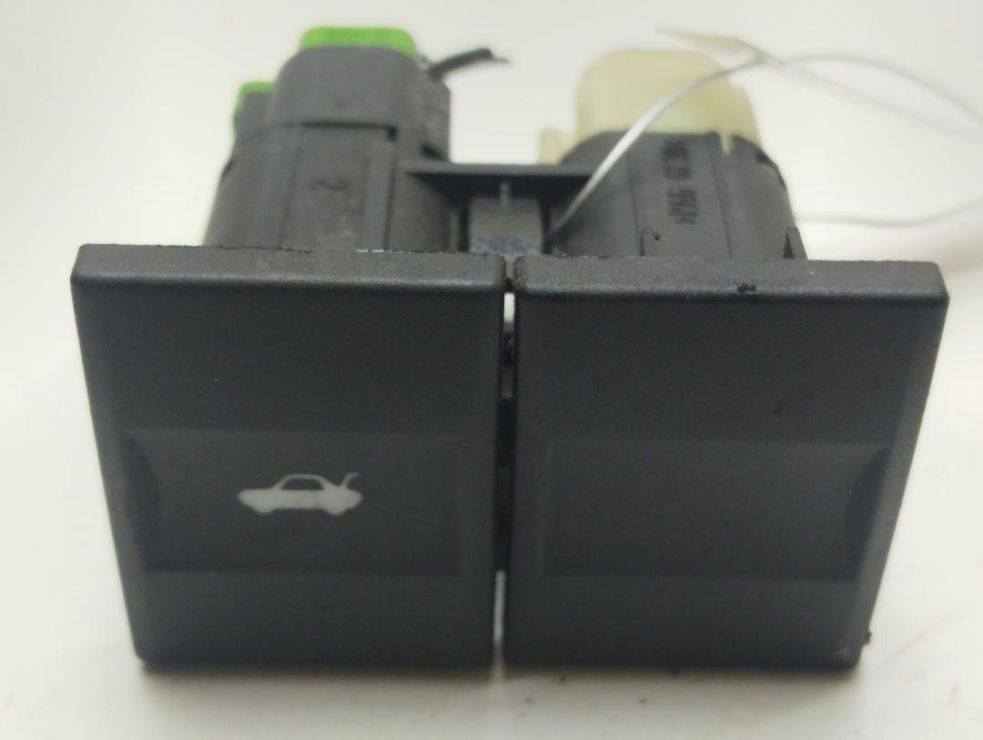 кнопка открытия багажника Ford Mondeo III 2001, 2.0 л., дизель, МКПП, бежевый, универсал, 1S7T19B514AA