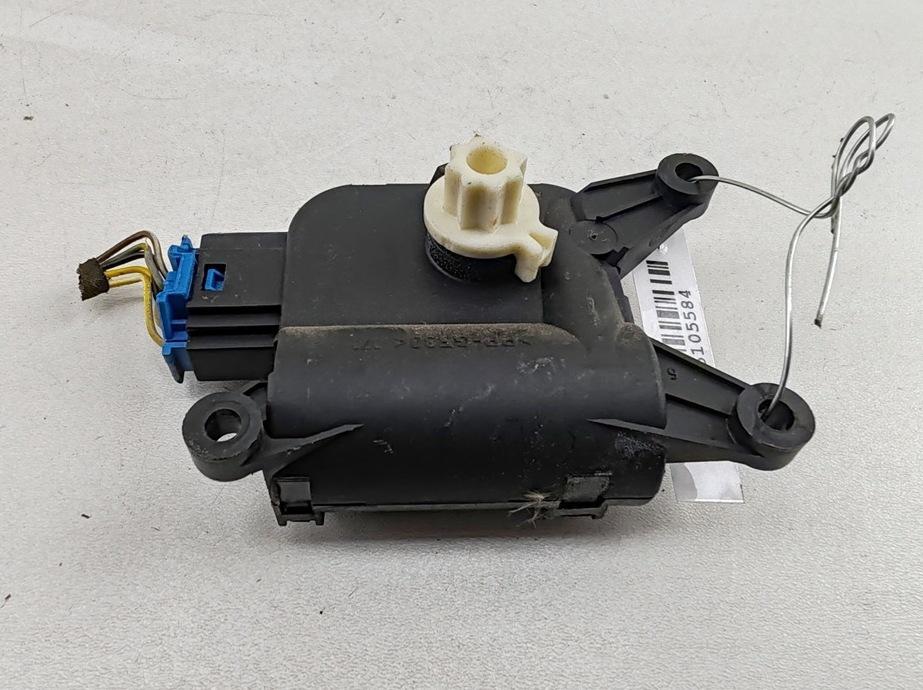 моторчик заслонки печки Volkswagen Caddy 2011, 1.6 л., дизель, МКПП, белый, фургон, 0132801345