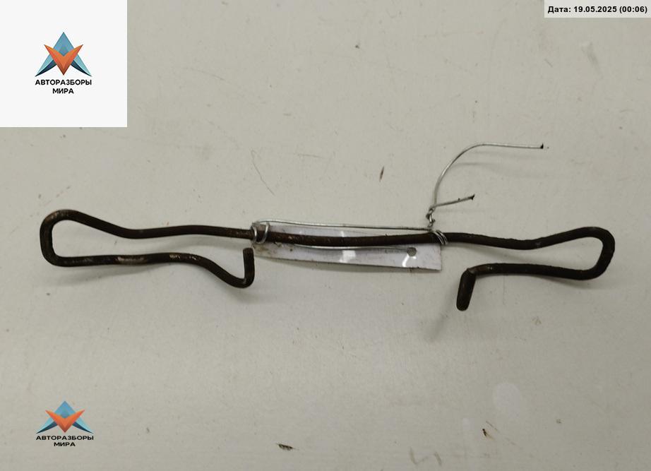 скоба суппорта Audi A4 B6 2003, 2.4 л., бензин, АКПП, чёрный, седан - фото №1