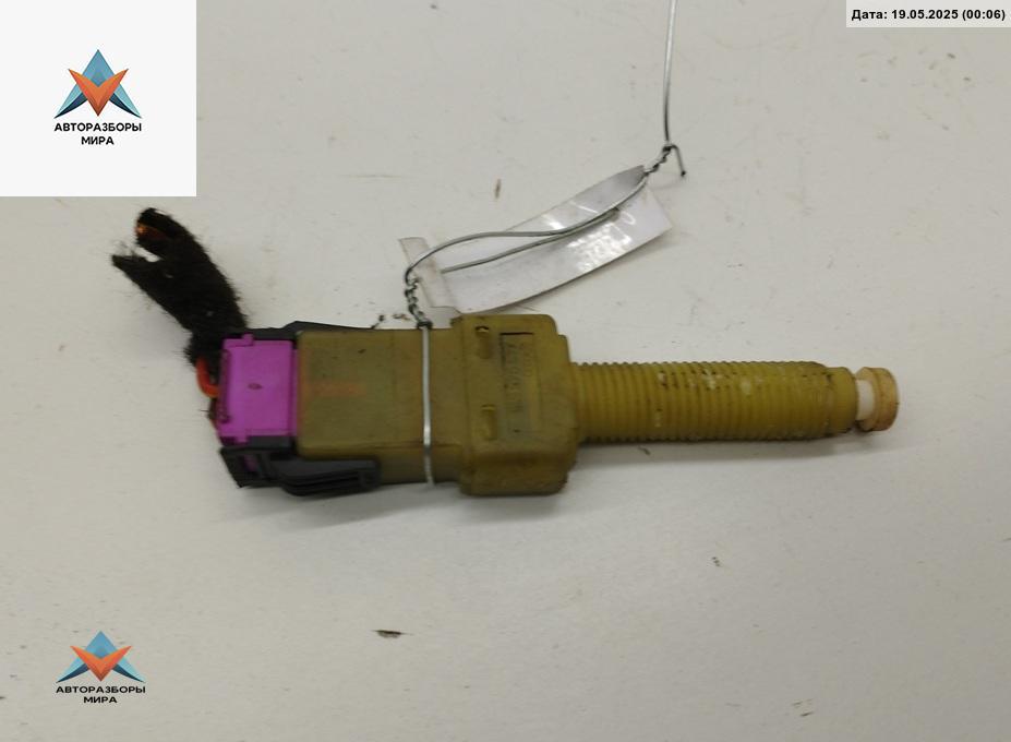 Датчик (включатель) стоп-сигнала Audi A6 4B/C5 1998, 2.4 л., бензин, МКПП, серый, универсал, 443945515 - фото №1