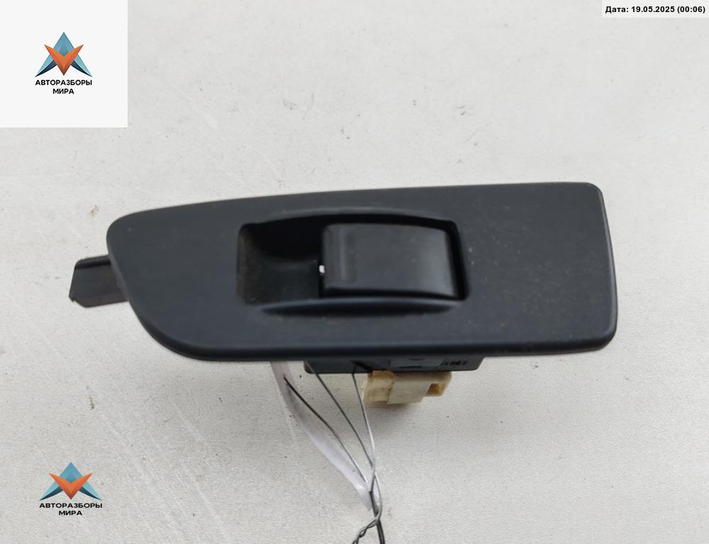 кнопка стеклоподъемника заднего левого Subaru Impreza 2 поколение (GD/GG) 2001, 2.0 л., бензин, АКПП, серый, универсал - фото №1