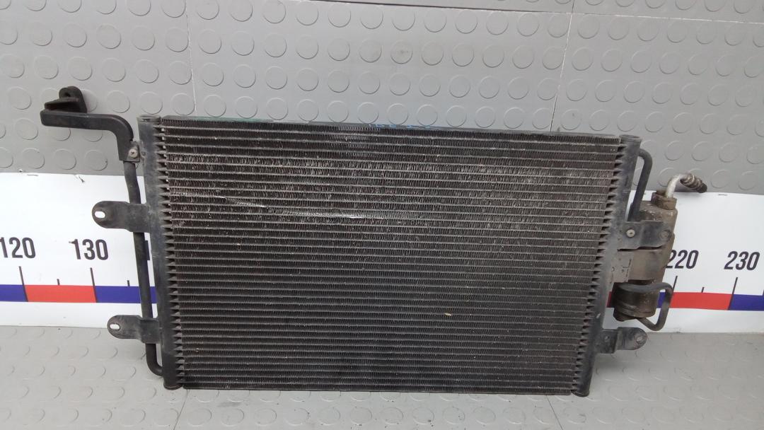 радиатор кондиционера Volkswagen Golf 4 поколение 2001, 2.0 л., бензин, МКПП, универсал, 1J08204110 - фото №1