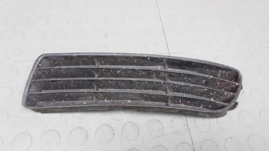Заглушка бампера передняя (лючок) Audi A6 4A/C4 1997, 1.8 л., бензин, МКПП, универсал - фото №1