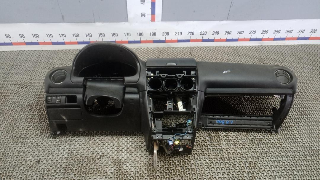 панель передняя салона (торпедо) Mazda 6 GG 2002, 1.8 л., бензин, МКПП, универсал - фото №1