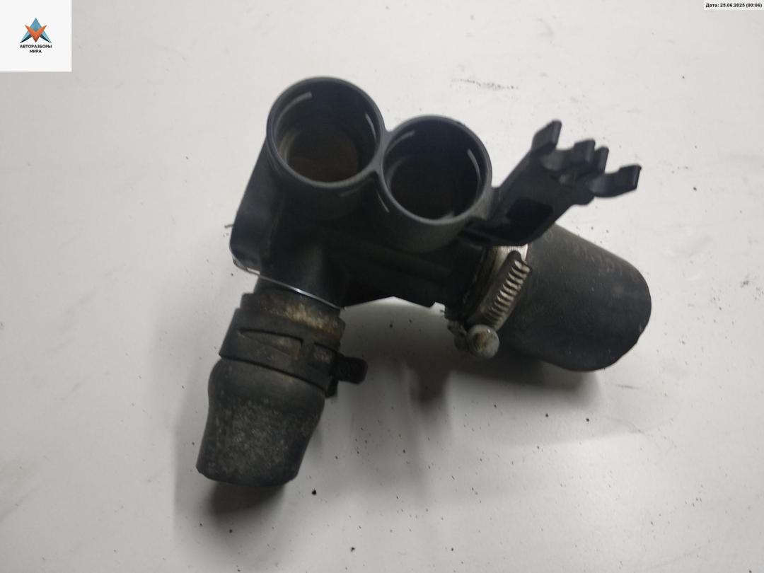 фланец (тройник) системы охлаждения Audi 80 8C/B4 1994, 2.0 л., бензин, МКПП, белый, седан, 037121132G - фото №1