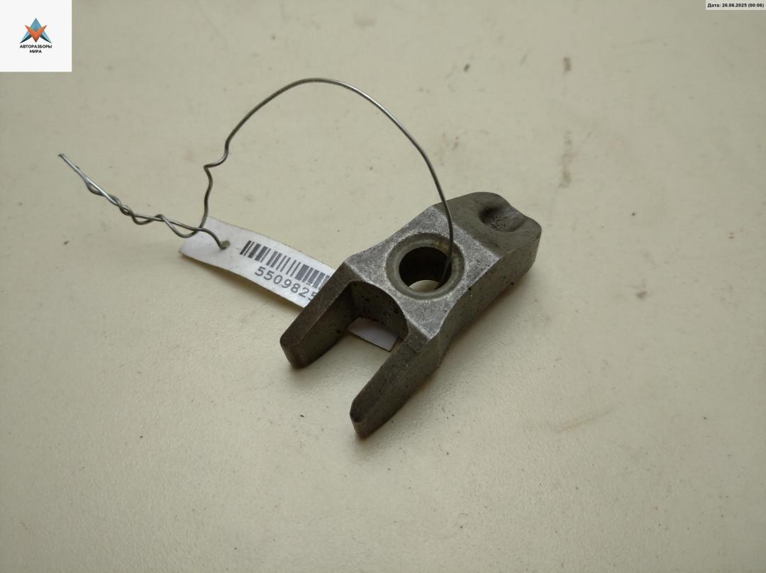 крепление форсунки Volkswagen LT 2 поколение 2005, 2.5 л., дизель, МКПП, белый, микроавтобус - фото №1