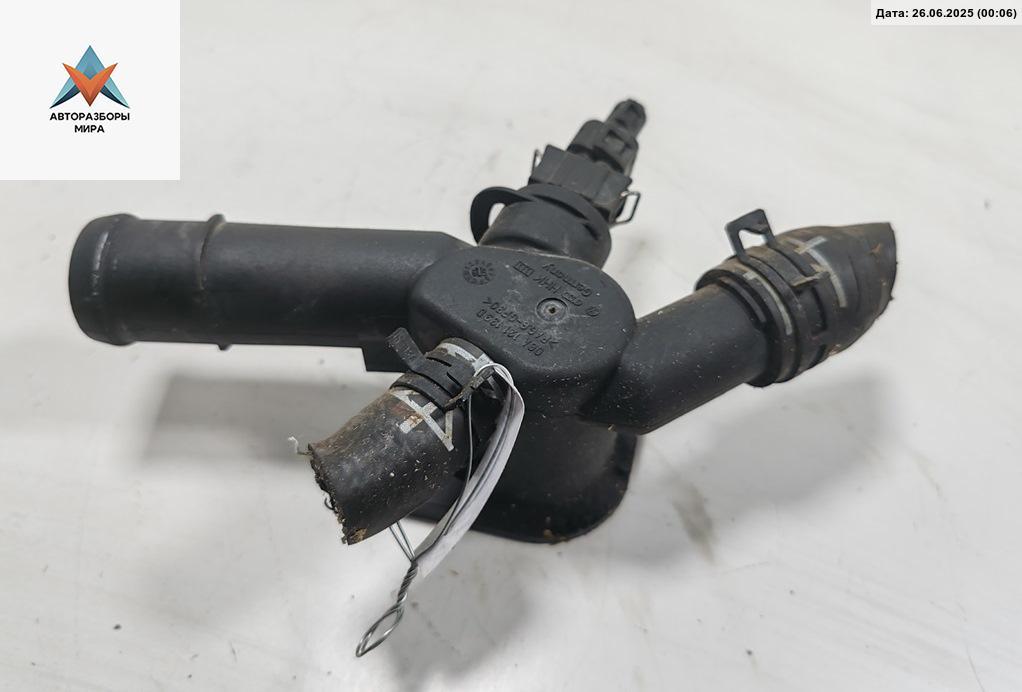 фланец (тройник) системы охлаждения Skoda Octavia mk1 (A4 1U) 1999, 1.6 л., бензин, МКПП, серый, универсал, 06A121133D - фото №1