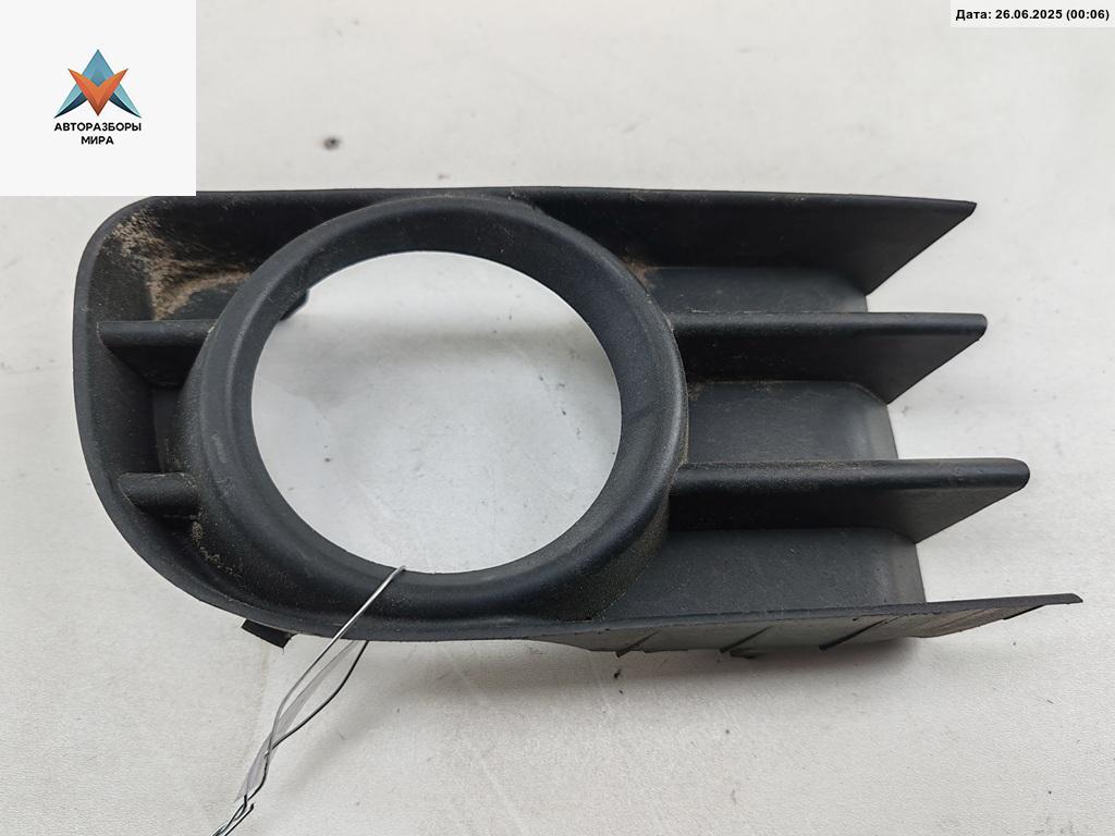 рамка фары противотуманной правой Renault Megane 2 поколение 2003, 1.6 л., бензин, МКПП, серый, универсал, 8200115118 - фото №1