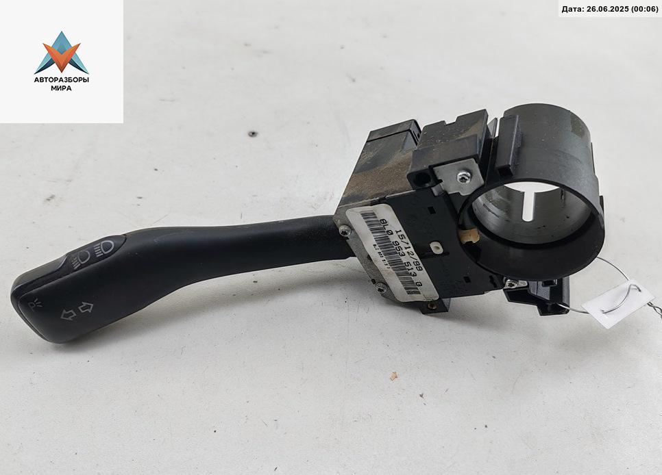 переключатель поворотов Volkswagen Bora 1 поколение 1999, 2.0 л., бензин, МКПП, чёрный, универсал, 8L0953513 - фото №1