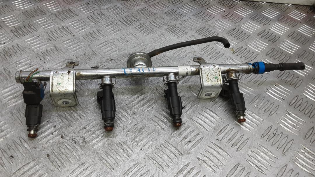 топливная рампа Mazda 6 GG 2002, 2.0 л., бензин, МКПП, универсал, 3AI33041 - фото №1