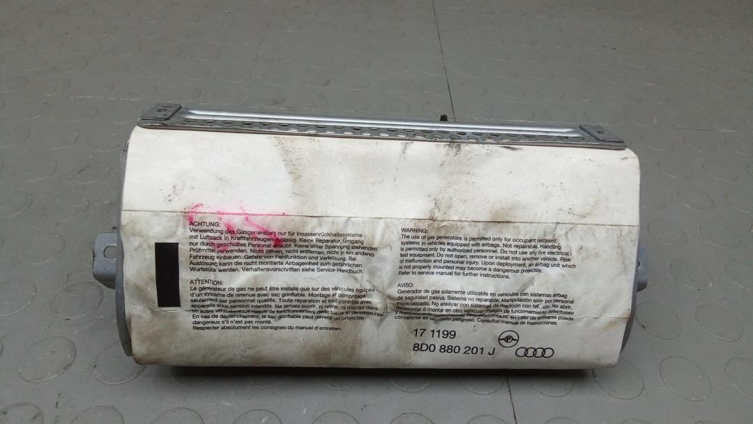 подушка безопасности пассажира Audi A6 4A/C4 1997, 1.6 л., бензин, МКПП, седан, 8D0880201J - фото №1