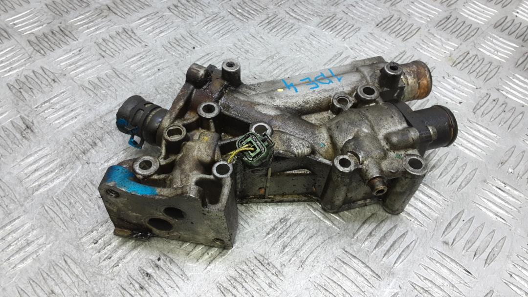 Корпус термостата бензиновый Citroen C5 1 поколение 2003, 2.0 л., бензин, МКПП, универсал - фото №1