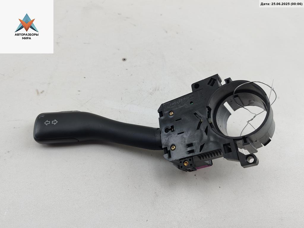 переключатель поворотов Volkswagen Golf 4 поколение 1997, 1.4 л., бензин, МКПП, красный, хетчбэк 5 дв., 8L0953513 - фото №1