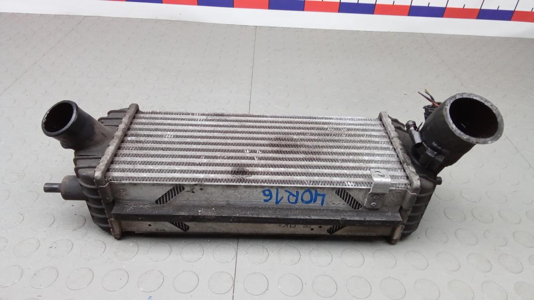 радиатор интеркулера Hyundai ix35 1 поколение 2012, 1.7 л., дизель, МКПП, внедорожник 5 дв., 282712A850 - фото №1