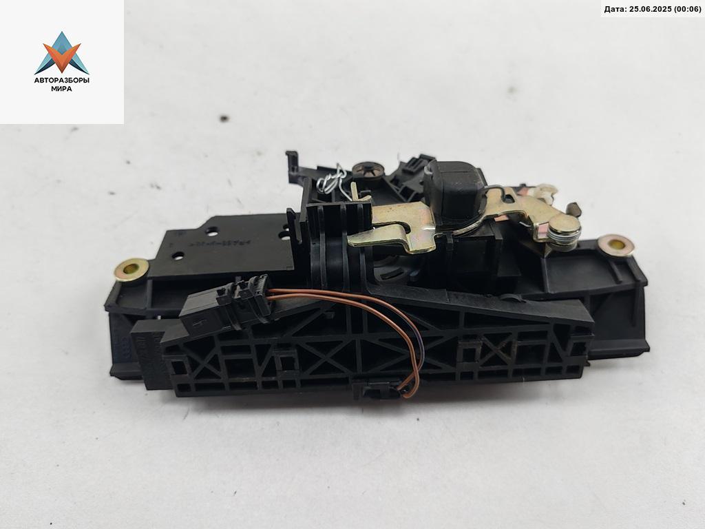 ручка крышки багажника Audi A6 4B/C5 1997, красный, седан, 4B0827565H - фото №1